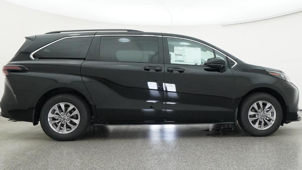 2026 Toyota Sienna LE 8 Passenger
