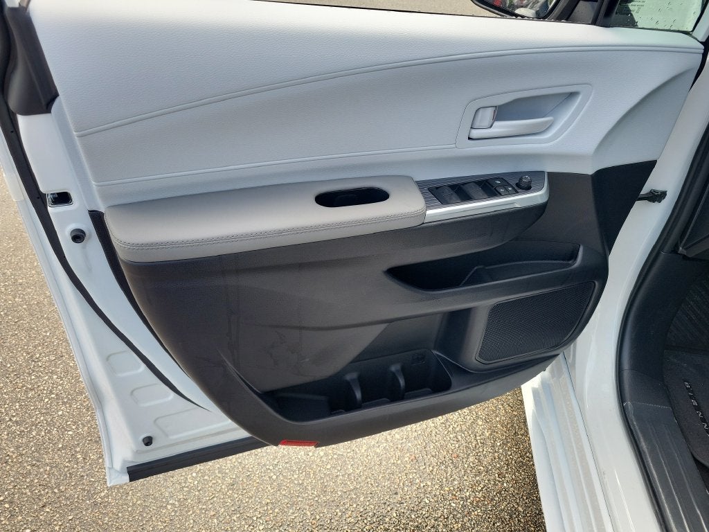 2026 Toyota Sienna LE 8 Passenger