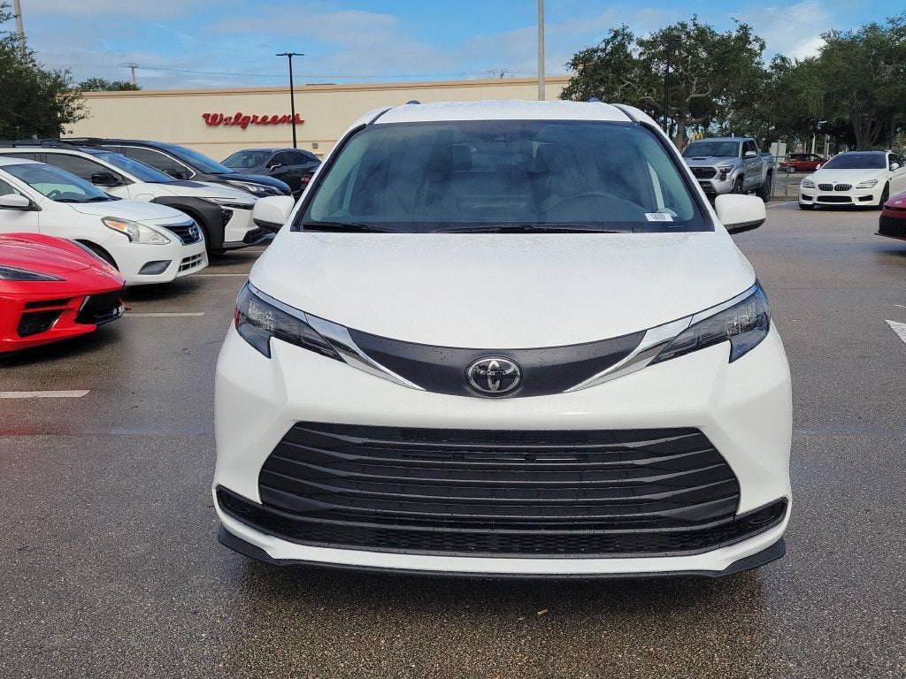 2026 Toyota Sienna LE 8 Passenger