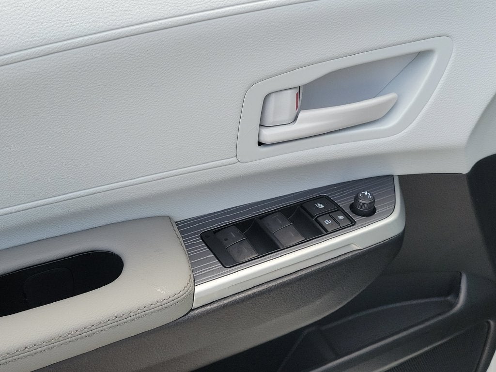 2026 Toyota Sienna LE 8 Passenger