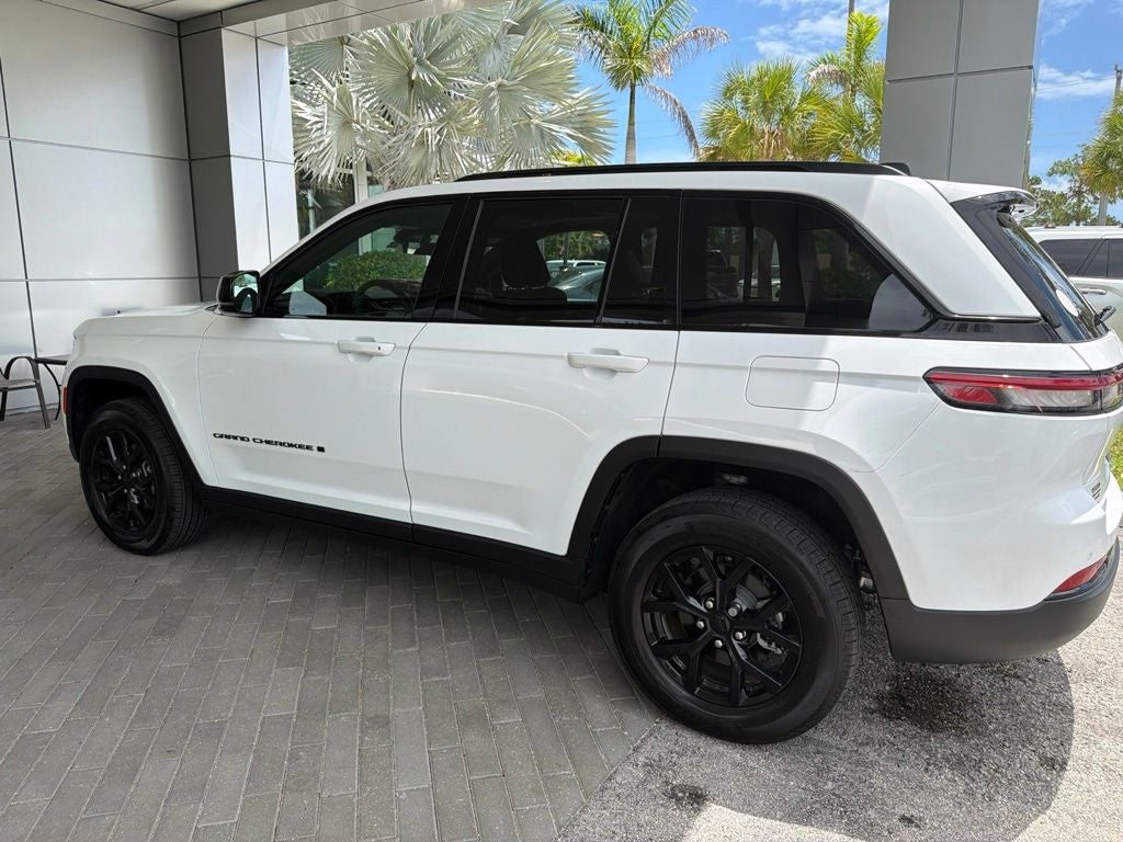 2025 Jeep Grand Cherokee Base