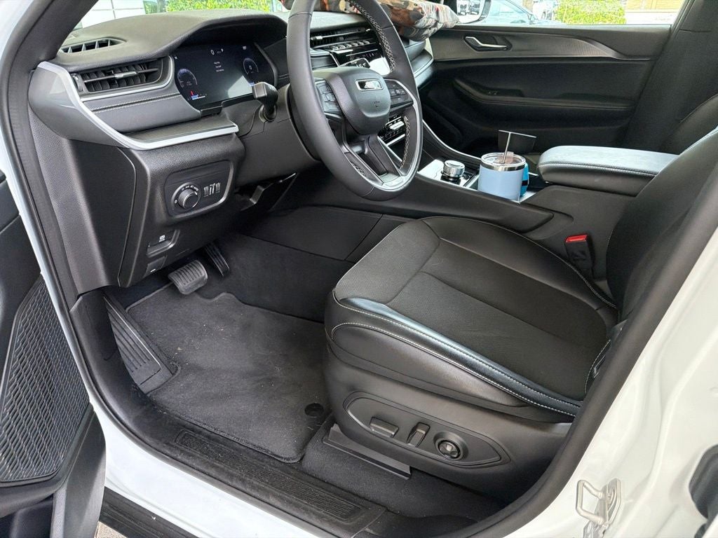 2025 Jeep Grand Cherokee Base