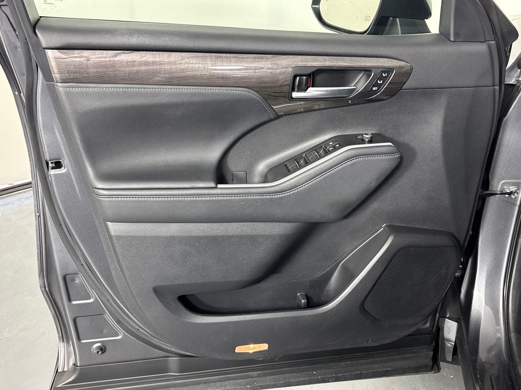 2023 Toyota Highlander Hybrid Platinum