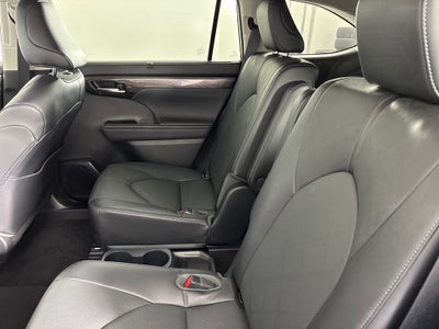 2023 Toyota Highlander Hybrid Platinum