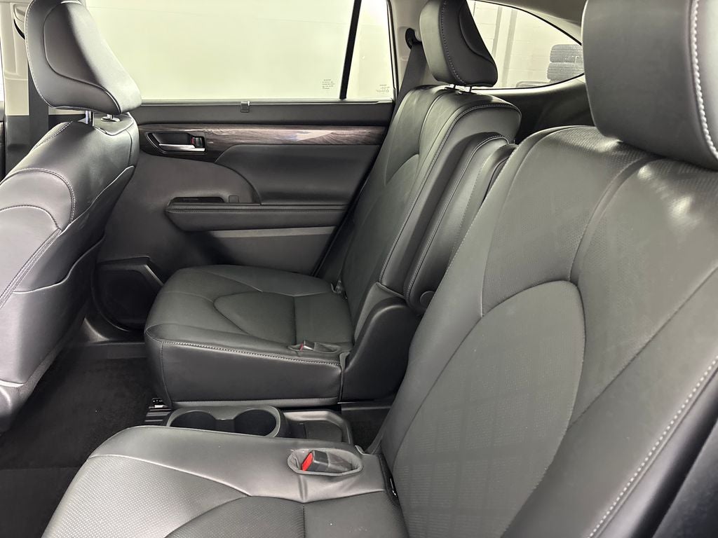 2023 Toyota Highlander Hybrid Platinum