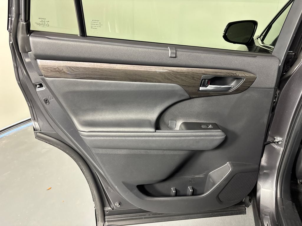 2023 Toyota Highlander Hybrid Platinum