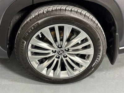 2023 Toyota Highlander Hybrid Platinum