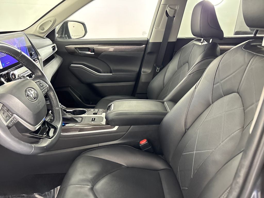 2023 Toyota Highlander Hybrid Platinum