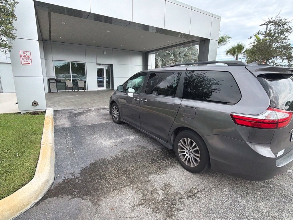 2018 Toyota Sienna XLE 8 Passenger