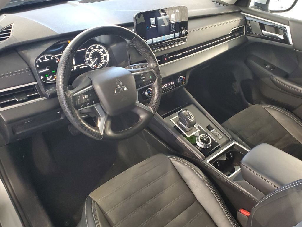 2023 Mitsubishi Outlander Base