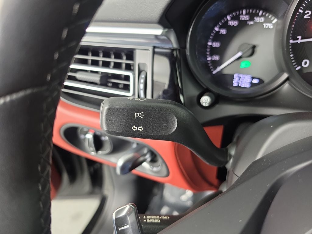 2023 Porsche Macan Base